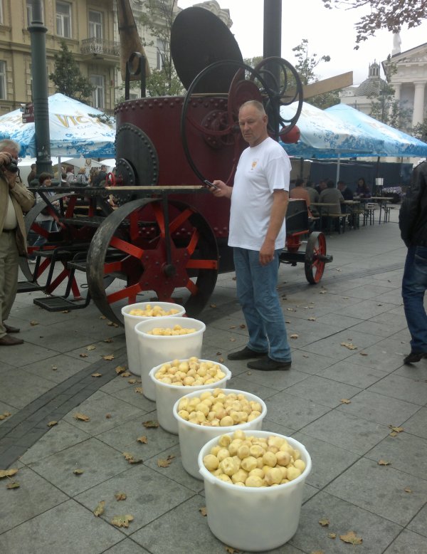 Vilnassa markkinoilla perunoiden keittoon tarvittiin vähän järeämpi kattila
