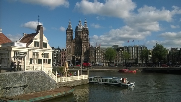 Amsterdamissa vettä ja kanaaleja on joka puolella, tämä ihan keskustasta