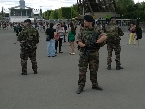 Eiffel oli suljettu, rynnäkkökiväärimiehet turvasivat jotain