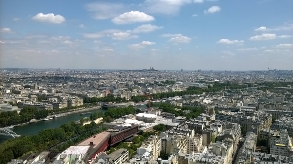 Pariisia Eiffelistä nähtynä