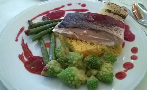 Hotel Luxorin ravintola tarjosi kalaa parsat ristissä -tyylisen annoksen