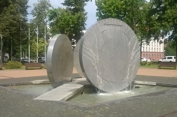 Solar discs fountain, yksi monista kaupungin suihkulähteistä